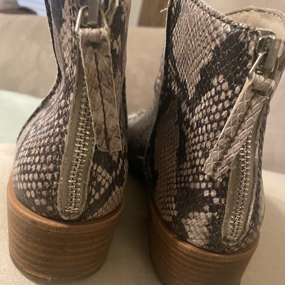 Dolce Vita Tavin Snakeskin Ankle Booties Size 8 - Picture 2 of 5